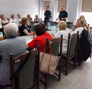 w auli komendy policji policjanci prowadzą debatę z Seniorami o Bezpieczeństwie.