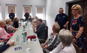 w auli komendy policji policjanci prowadzą debatę z Seniorami o Bezpieczeństwie.