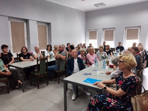 w auli komendy policji policjanci prowadzą debatę z Seniorami o Bezpieczeństwie.