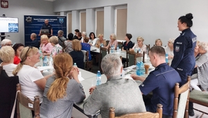 w auli komendy policji policjanci prowadzą debatę z Seniorami o Bezpieczeństwie.