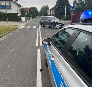 radiowóz policyjny na miejscu kolizji drogowej dalej citroen poszkodowany w zdarzeniu.