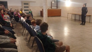 policjanci na spotkaniu z dziećmi wyjeżdżającymi na kolonie.