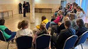 policjanci na spotkaniu z dziećmi wyjeżdżającymi na kolonie.