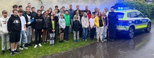 policjanci na spotkaniu z dziećmi wyjeżdżającymi na kolonie.