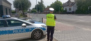 Na zdjęciu policjant dokonujący pomiaru prędkości.