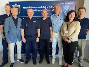 Komendanci KPP w Bełchatowie w towarzystwie funkcjonariuszy w stanie spoczynku.