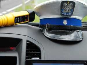 na zdjęciu czapka policyjna i urządzenie do badania stanu trzeźwości.
