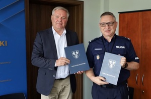 a zdjęciu starosta bełchatowski oraz komendant.