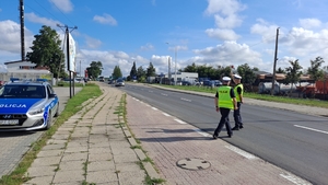 policjanci pełniący służbę w terenie.