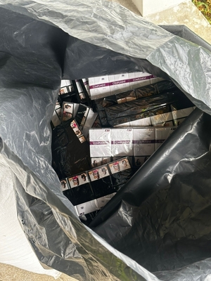 worek wewnątrz którego znajdują się zabezpieczone przez Policję papierosy.