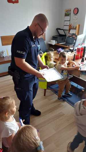 policjant na spotkaniu z dziećmi.