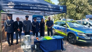 pod namiotem policyjnym będącym stoiskiem profilaktycznym w czasie Święta Policji stoją policjanci.
