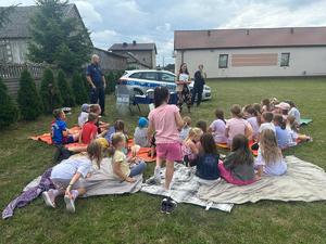 policjanci na spotkaniu z dziećmi.