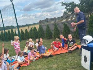 policjanci na spotkaniu z dziećmi w ramach akcji bezpieczne wakacje.