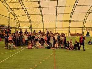 policjant na spotkaniu z dziećmi uczestniczącymi w półkoloniach.