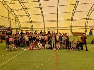 policjant na spotkaniu z dziećmi uczestniczącymi w półkoloniach w Powiatowym Centrum Sportu.