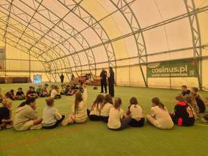 policjant na spotkaniu z dziećmi uczestniczącymi w półkoloniach w Powiatowym Centrum Sportu.
