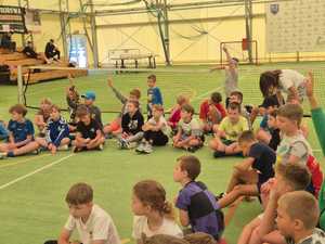policjant na spotkaniu z dziećmi uczestniczącymi w półkoloniach w Powiatowym Centrum Sportu.