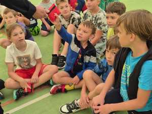policjant na spotkaniu z dziećmi uczestniczącymi w półkoloniach w Powiatowym Centrum Sportu.