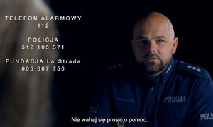 policjant pod nim napis treści nie bój się prosić o pomoc.