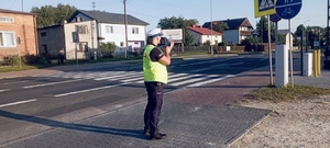 Na zdjęciu policjant dokonujący pomiaru prędkości.