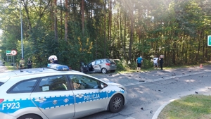 Na zdjęciu radiowóz policyjny oraz pojazd uczestniczący w zdarzeniu.