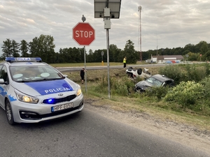 Na zdjęciu policyjny radiowóz na miejscu zdarzenia drogowego.