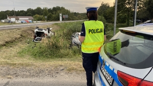 Na zdjęciu policjantka  na miejscu zdarzenia drogowego.
