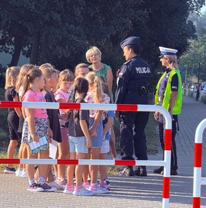 policjantki uczą dzieci prawidłowych zachowań w rejonie przejść dla pieszych.