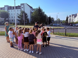 policjantki uczą dzieci prawidłowych zachowań w rejonie przejść dla pieszych.