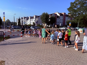 policjantki uczą dzieci prawidłowych zachowań w rejonie przejść dla pieszych.