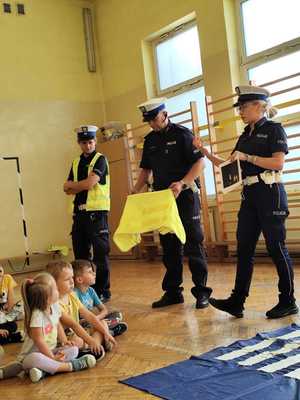 spotkanie policjantów z dziećmi w ramach działań profilaktycznych i rozmów o bezpieczeństwie i bezpiecznej drogi do szkoły.