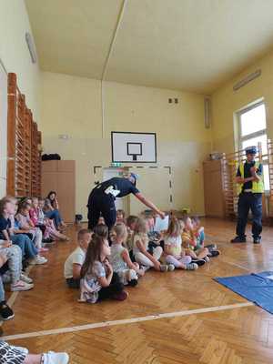 spotkanie policjantów z dziećmi w ramach działań profilaktycznych i rozmów o bezpieczeństwie i bezpiecznej drogi do szkoły.