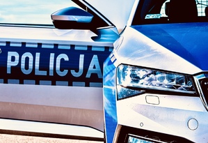 radiowóz policyjny, na drzwiach widoczny napis POLICJA.