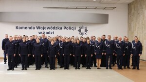na zdjęciu grupa policjantów po uroczystości ślubowania.
