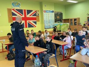 policjant na spotkaniu z uczniami w szkole.