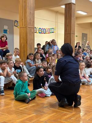 policjantka na spotkaniu z uczniami w szkole.