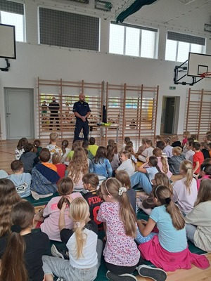 policjant na spotkaniu z uczniami w szkole.