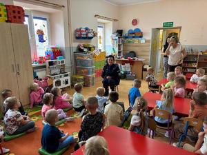 policjant na spotkaniu z uczniami w szkole.