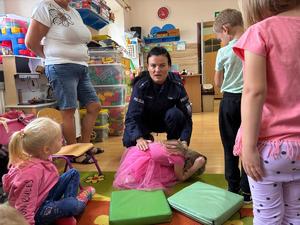 policjantka na spotkaniu z uczniami w szkole.