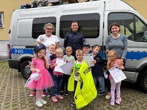 policjant na spotkaniu z uczniami w szkole.