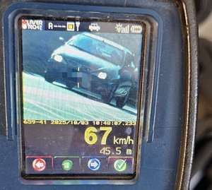 Radar policyjny na którym widać pojazd renault, który jedzie z prędkością 67 km/h.
