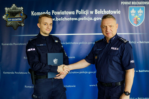Komendant gratuluje policjantowi awansu.