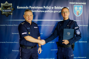 Komendant gratuluje policjantowi awansu.
