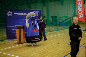 Maskotka policyjna na hali.