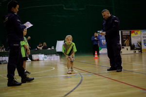 Dziewczynka przygotowuje się do startu.