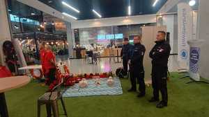 Policjanci stoją przy fantomach.