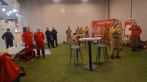 Funkcjonariusze straży pożarnej, policji oraz ratownicy medyczni.