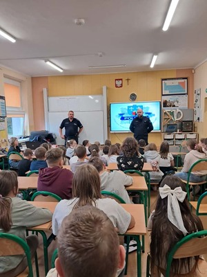 Policjant stoi przed grupą dzieci.