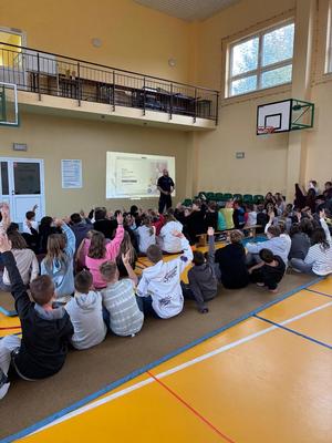 Policjant stoi przed grupą dzieci.